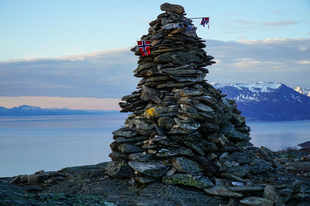 Tjeldsundbrua Camping Hotel Evenskjer Bagian luar foto